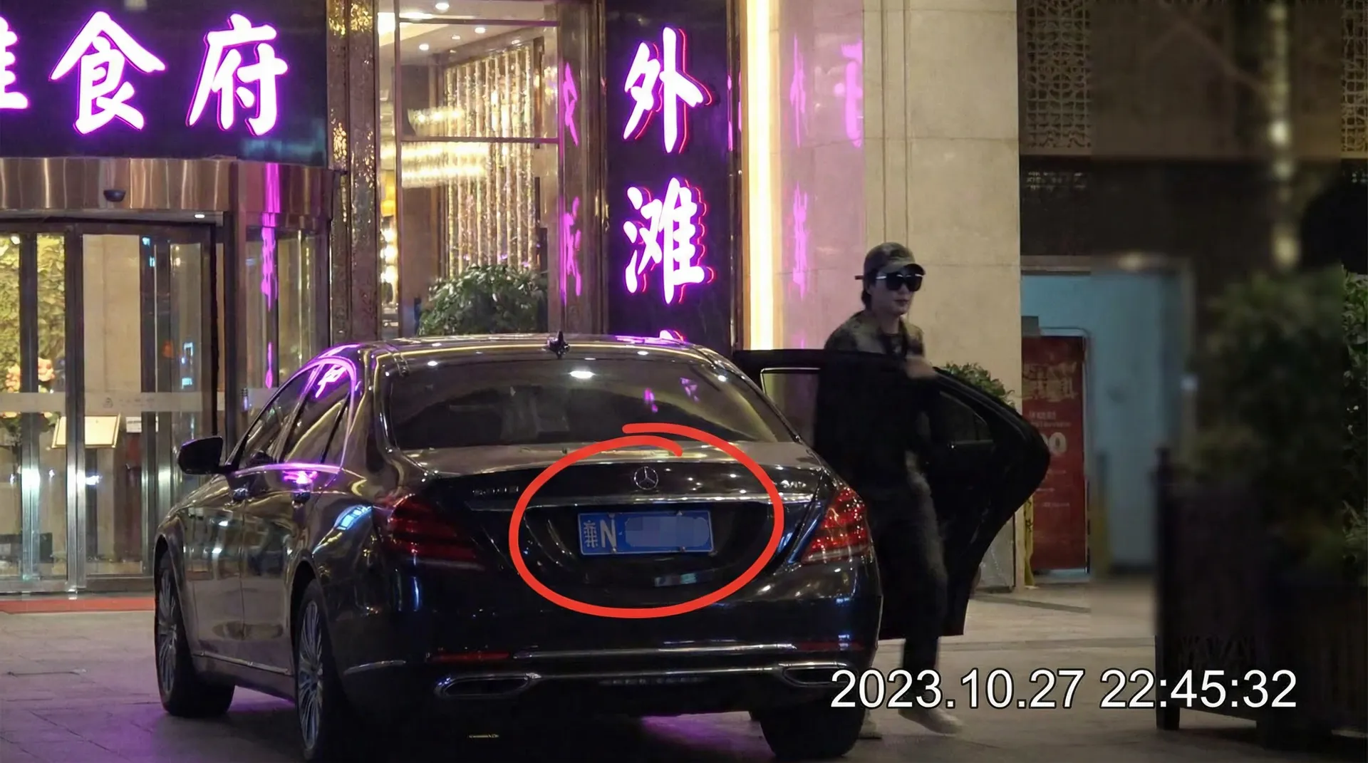 少妇视频 - 豪车餐厅外偷拍